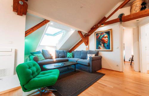 Spacious Penthouse with AC and Free Parking Steps Away From the Central Station - Foto 8