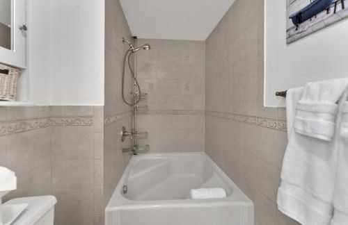 Fire and Fun Luxe Stay w Pool Hot Tub and Game Room - Foto 71