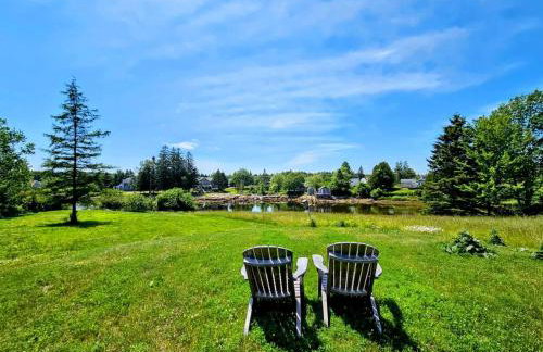Picturesque Waterfront Cottage with Waterfall Views, Fireplace & Deck, Near Acadia National Park in Gouldsboro, Maine - Foto 6