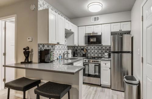 Quiet Modern Heavenly Paradise Love and Balcony Near Lake, Mall, Food, Entertainment! - Foto 7