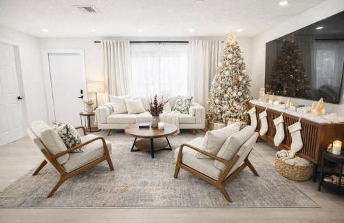 Sunny Oasis Near the Beach with 4BR and 3BA Pool Home - Foto 8