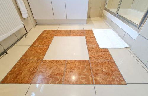 Luxury London House Sleeps x 16, Free Parking, Free Wifi, Garden Patio, Close to tube line easy access to Central London - Foto 70