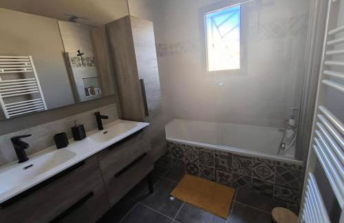 villa récente climatisée avec piscine privée - Photo 10