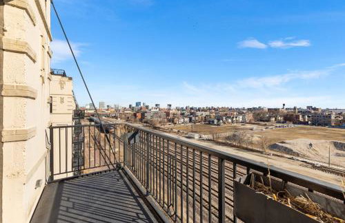 Modern Historic Loft 19ft Ceilings, Gym, Heated Parking, Skyline Views, Balcony - Foto 28