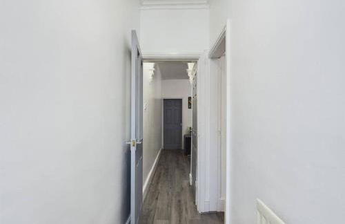 Cliff House By RMR Accommodations - NEW - Sleeps 8 - Modern - Parking - Foto 61