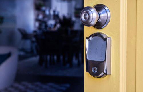 Chic Home with Large Private Yard! Hot Tub, Close To Downtown - Foto 2