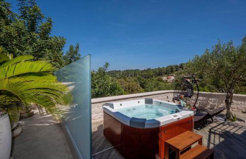 Uniquely designed Villa Ivana with outdoor Jacuzzi nearby the pebble Banje beach at the Island of Solta - Photo 4