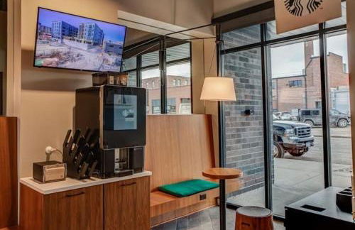 2BR 2 BA Apt Downtown wHot Tub & Amenities! - Foto 17