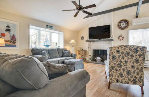 Backyard Chilling Cape Cod Home Steps to Beach - Foto 1