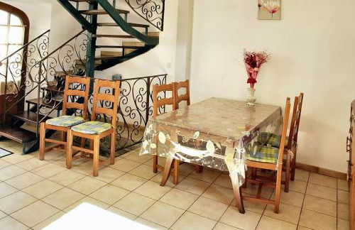 Maison pittoresque à Mostuéjouls avec vue sur la montagne - Photo 1