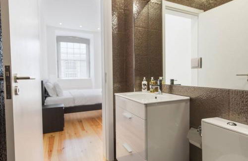 Central Lisbon Flat by Pink St - Photo 17