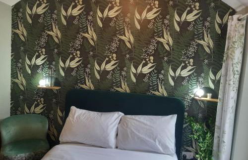 The Nook- Cotswold guest room - Photo 7