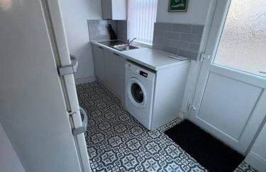 Spacious 3BR Home in Runcorn | Sleeps Large Groups - Foto 4