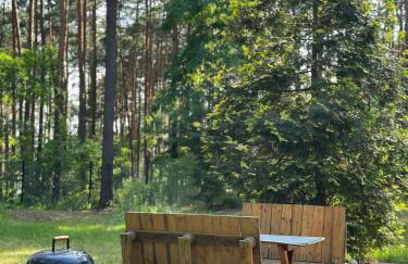 Urocza chatka w lesie nad wodą - Foto 18