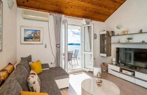 Indy's Beach Apartments -Two Bedroom Apartment with Balcony and Sea View - Photo 3