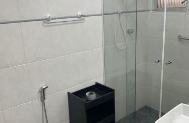 Apartamento Praia das Astúrias, 2 minutos de caminhada para praia, piscina, garagem demarcada, cama Queen - Foto 44