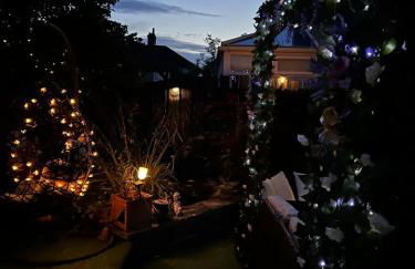 Romantic Swiss Cabin Hideaway & Hot Tub Spa Pool - Foto 21