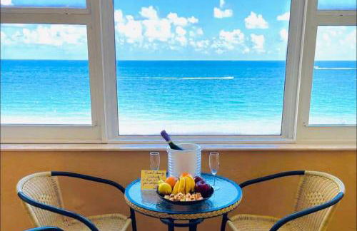 Stylish Beachfront Condo with Balcony & Ocean View - Foto 56