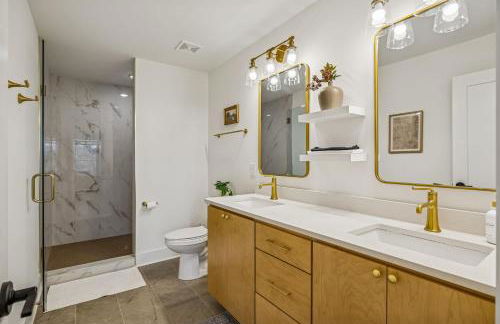 Modern Multi-Level Retreat with Rooftop Hot Tub - Foto 48