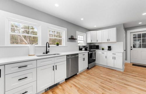 NEW l Modern Comfort wHOT TUB l NH Lakes Region - Foto 18