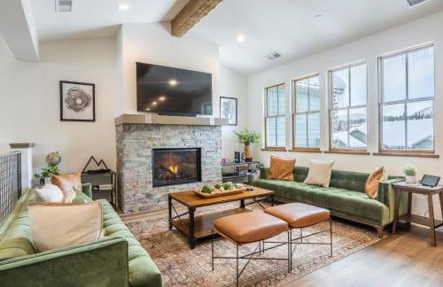 Newly Built Updated 3 Bed 2 and a half bath Creekhouse at Snowcrk Resort 1463 Amazing Mountain Views - Photo 1