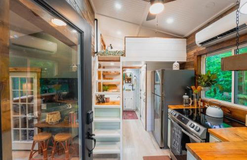 Rustic Cabin Retreat - Cozy Stove & Fresh Eggs - Foto 6