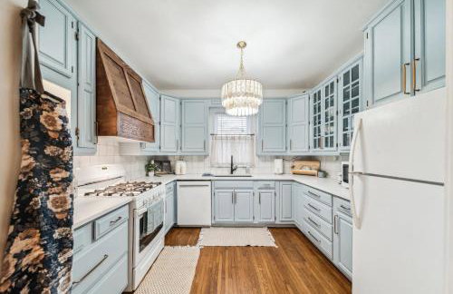 Hottub, Pool Table, Basketball, Firepit, Sleeps 8 - Photo 4