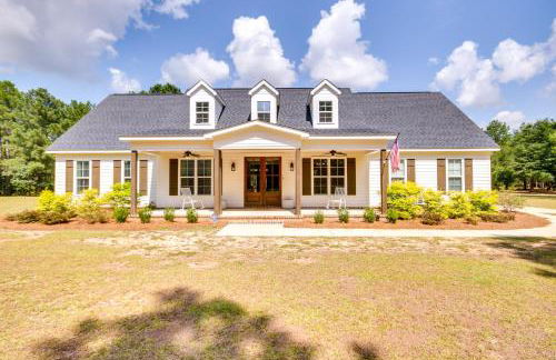 Stylish Hephzibah Home with Fire Pit and Theater Room! - Foto 1