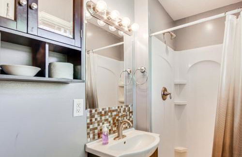 1 Mi to Pisgah Natl Forest Wooded Haven with Deck - Foto 12