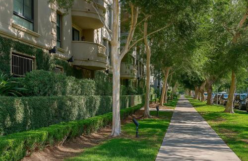 Holiday in LA- Koreatown Retreat with Free Parking, Pool and Sauna - Photo 14