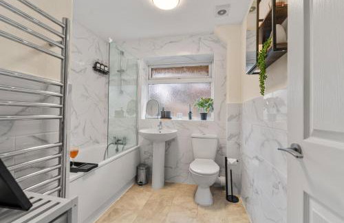 KingstonUponThames Contractor Sleeps8 Parking - Photo 12