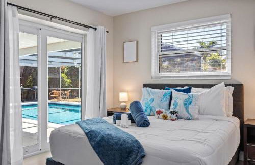 Walk to Beach Indoor-Outdoor Living w Pool - Photo 21