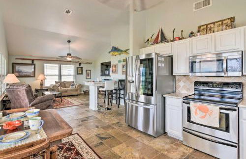 Unwind Poolside, Walk to Beach! Galveston Retreat - Foto 12