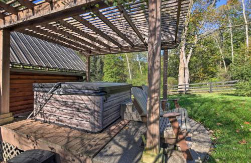 Rustic Dundee Log Cabin with Hot Tub and Forest Views! - Foto 8