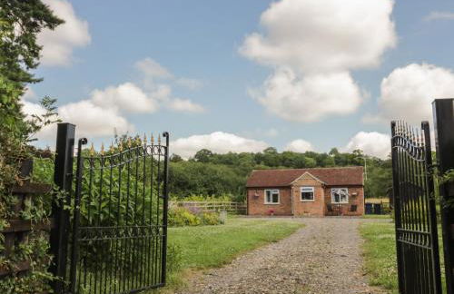 Lawn Lodge - Photo 1