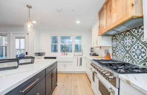 Luxury Mansion Dream Home - 6 Bed Pool Grill - Photo 12