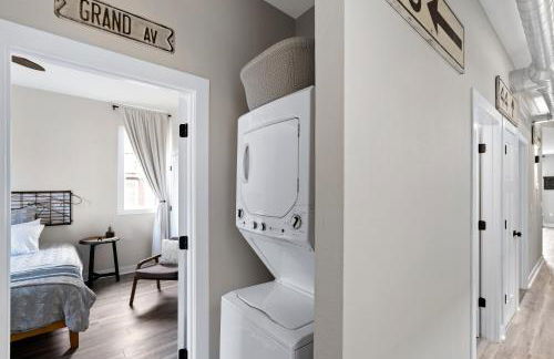 Bus Stop Sally in Historic Walker's Point MKE - Foto 15