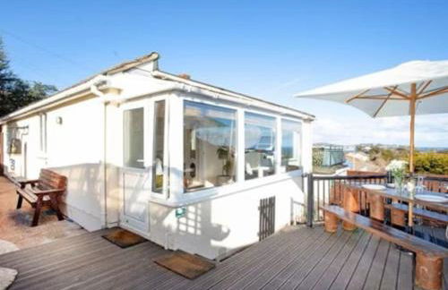 3 Bedroom Bungalow with great Sea Views, Private Hot Tub & Gardens - Foto 25