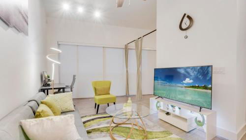 Snappy loft style 2BR I Gym I Parking I Workspace - Photo 2