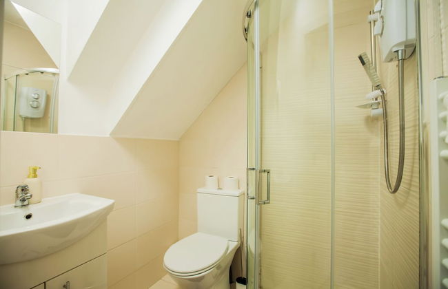 Coombe Hill 2 bedroom House & Parking - Photo 18