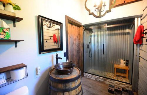 Cozy Cabin with Hottub at Cloverdale Cabins - Foto 2