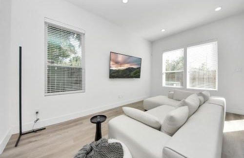 Stylish & Spacious 3BR Gem With Hot tub Near Downtown - Foto 47