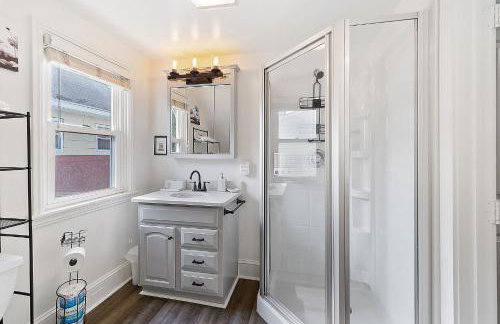 Main Line Manor 3BR with King Beds & Patio & Backyard - Foto 24