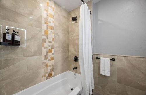 PFR Suites - Highland, 3BR 2BA Shadyside Condo, Penthouse Unit, 2 Decks, Off-Street Parking, 4th Floor Walkup - Foto 5