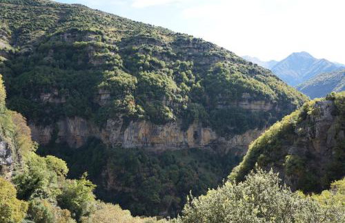 The Mountain House -mountain getaway - Photo 25