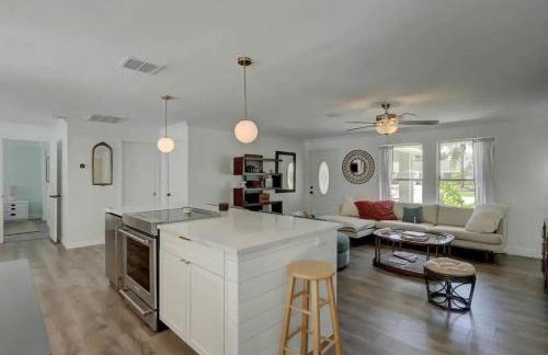 HIDDEN GEM - Family Friendly Pool Home -Welcome - Photo 17