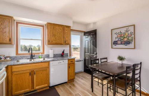 Cozy 2BR Condo w Private Patio - Vintage Charm - Foto 5