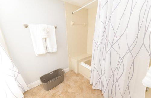 Enchanting 2-Bedroom Ground Floor Beach Condo at Cape Canaveral WiFi & AC - Foto 12