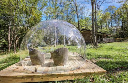 Cabin with King Bed , XBOX, HotTub, Games, Firepit , Stargazing Dome - Photo 16