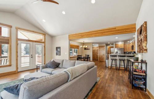 Mountain Retreat with Hot Tub, Game Room and Yard home - Foto 17